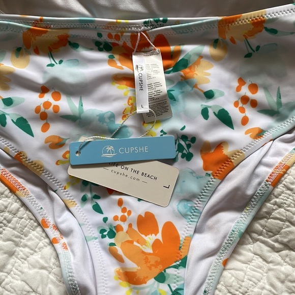 Cupshe swimsuit - Picture 2 of 5